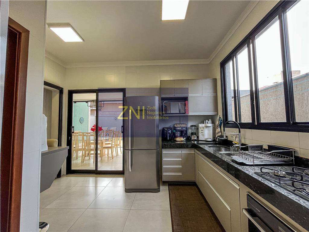 Casa de Condomínio à venda com 3 quartos, 250m² - Foto 3